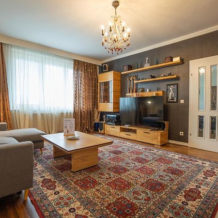 Apartment With A Balcony - 15 Min To City Center Wina Bagian luar foto