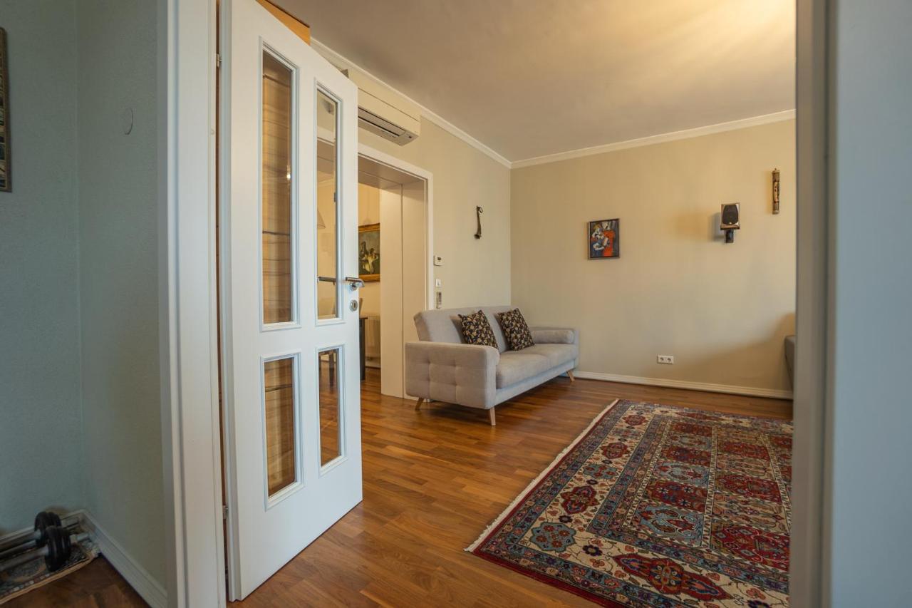 Apartment With A Balcony - 15 Min To City Center Wina Bagian luar foto