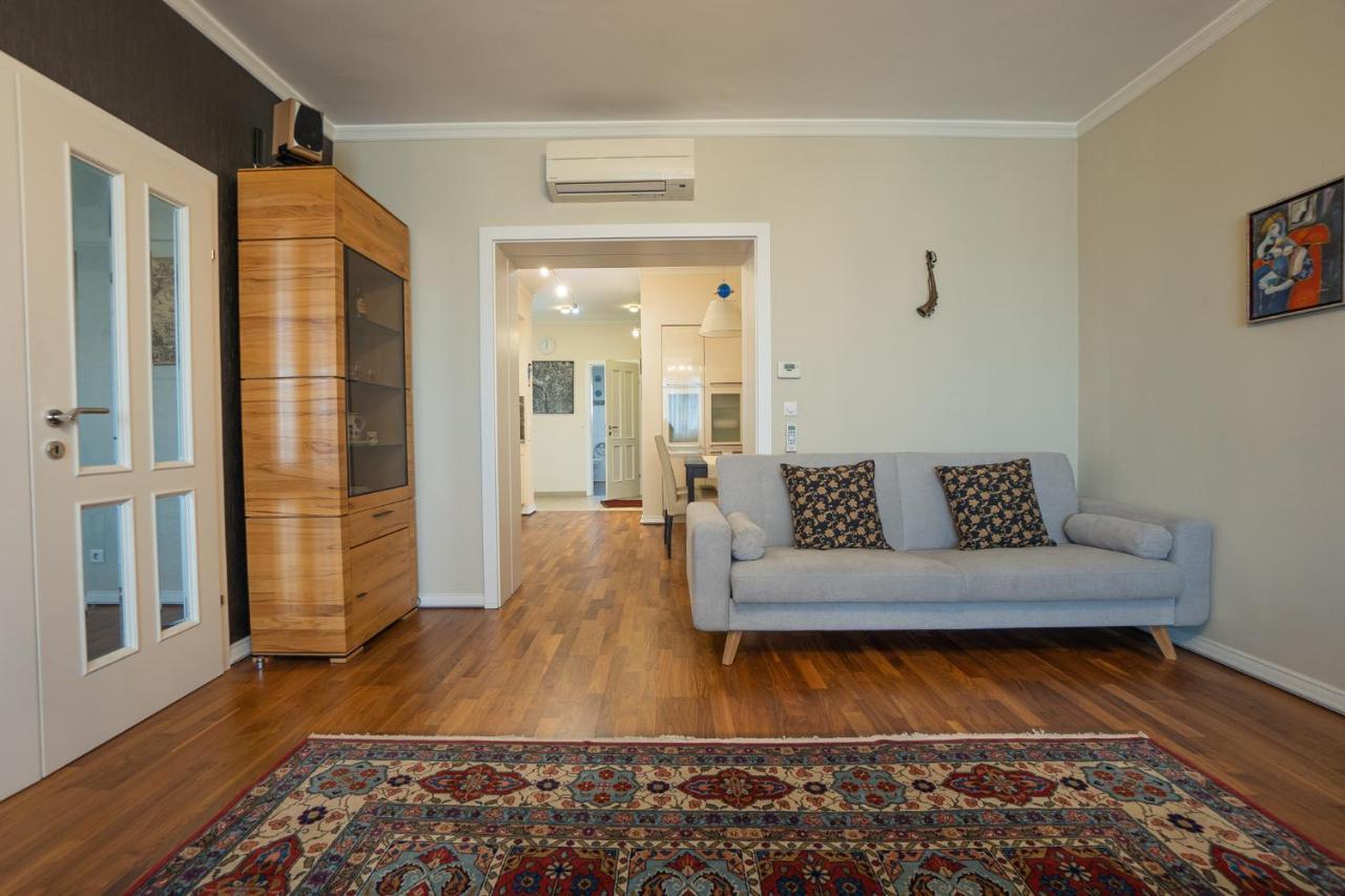 Apartment With A Balcony - 15 Min To City Center Wina Bagian luar foto