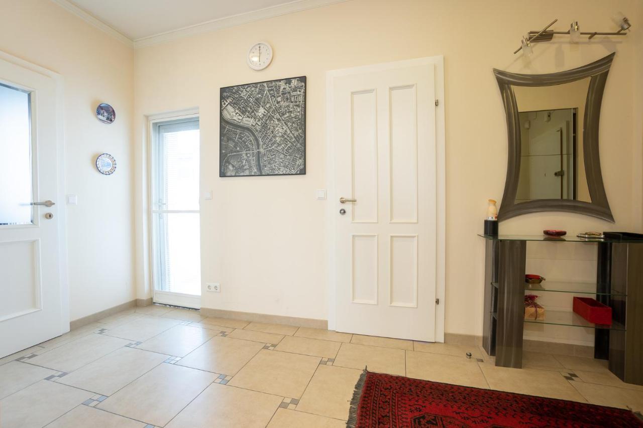 Apartment With A Balcony - 15 Min To City Center Wina Bagian luar foto