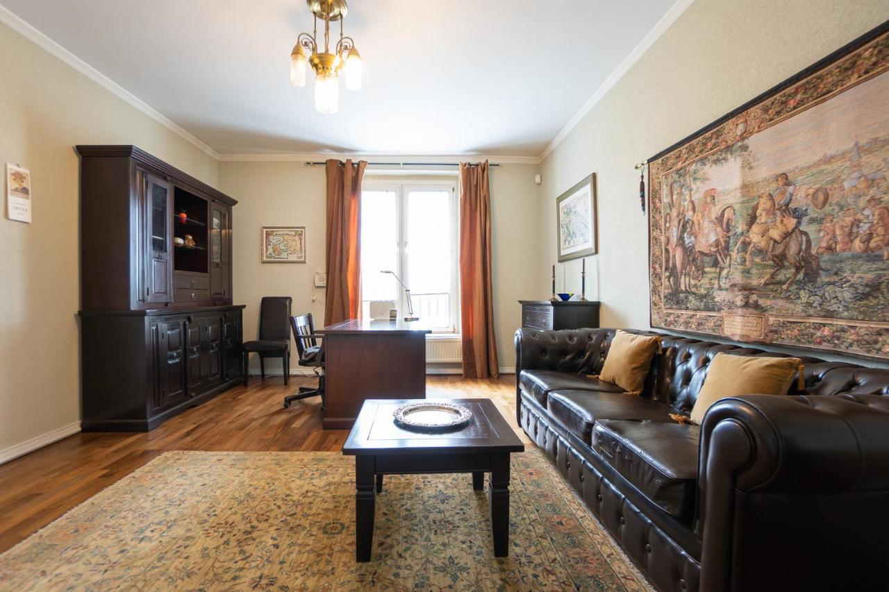 Apartment With A Balcony - 15 Min To City Center Wina Bagian luar foto